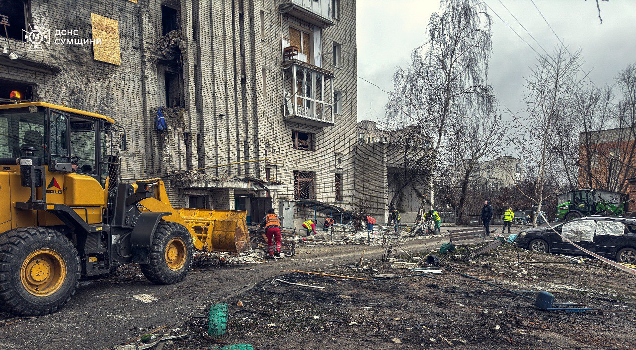 В Ахтырке продолжаются аварийно-восстановительные работы после российского удара: кадры — фото 4