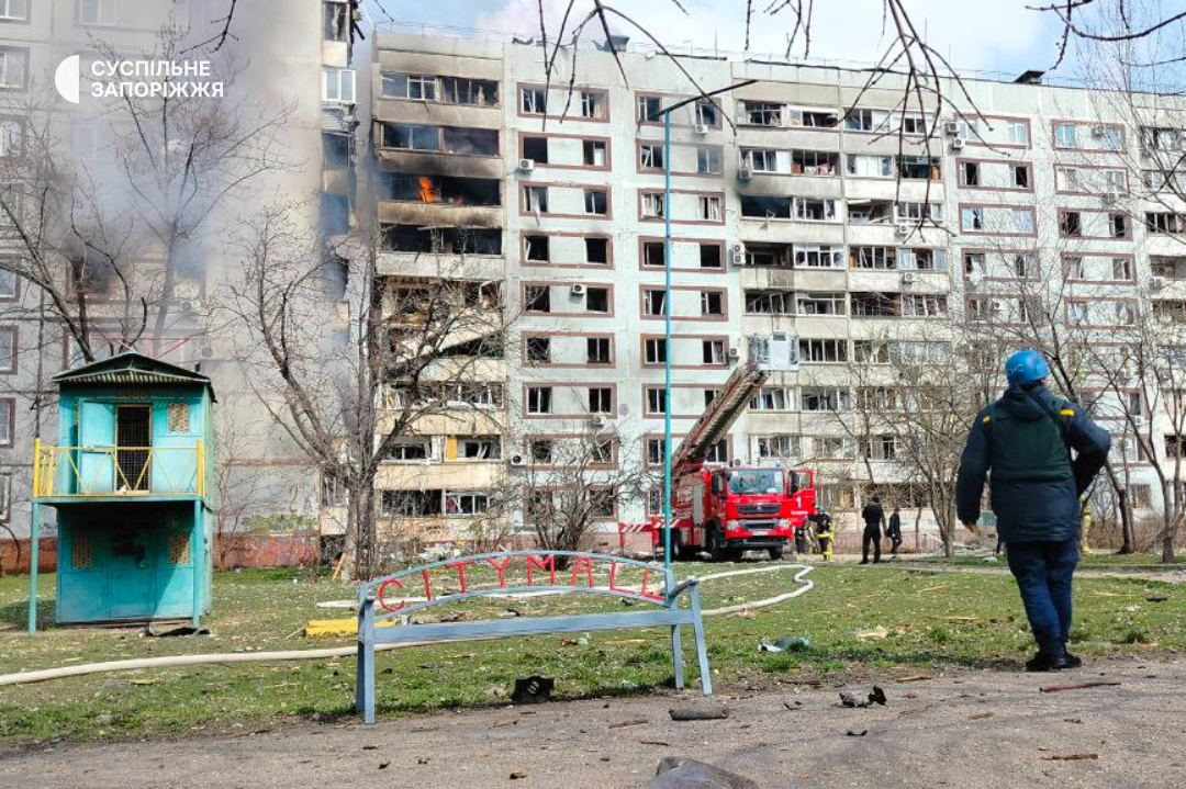 Появилось видео с моментом попадания ракеты в жилой дом в Запорожье — фото