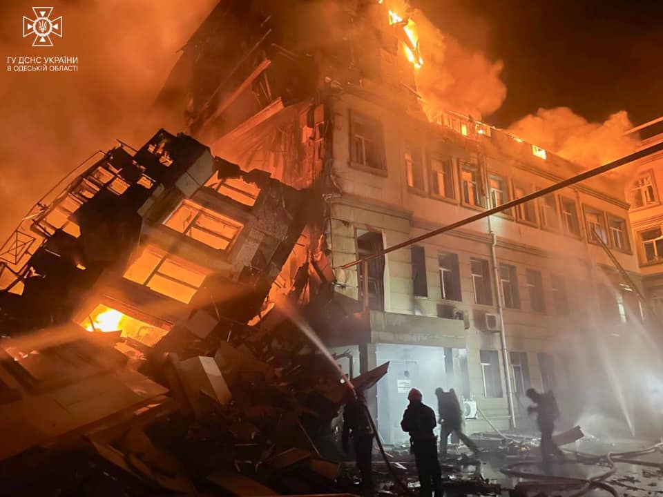 Рятувальники показали, як гасили пожежу після ракетного удару по Одесі: відео — фото 9
