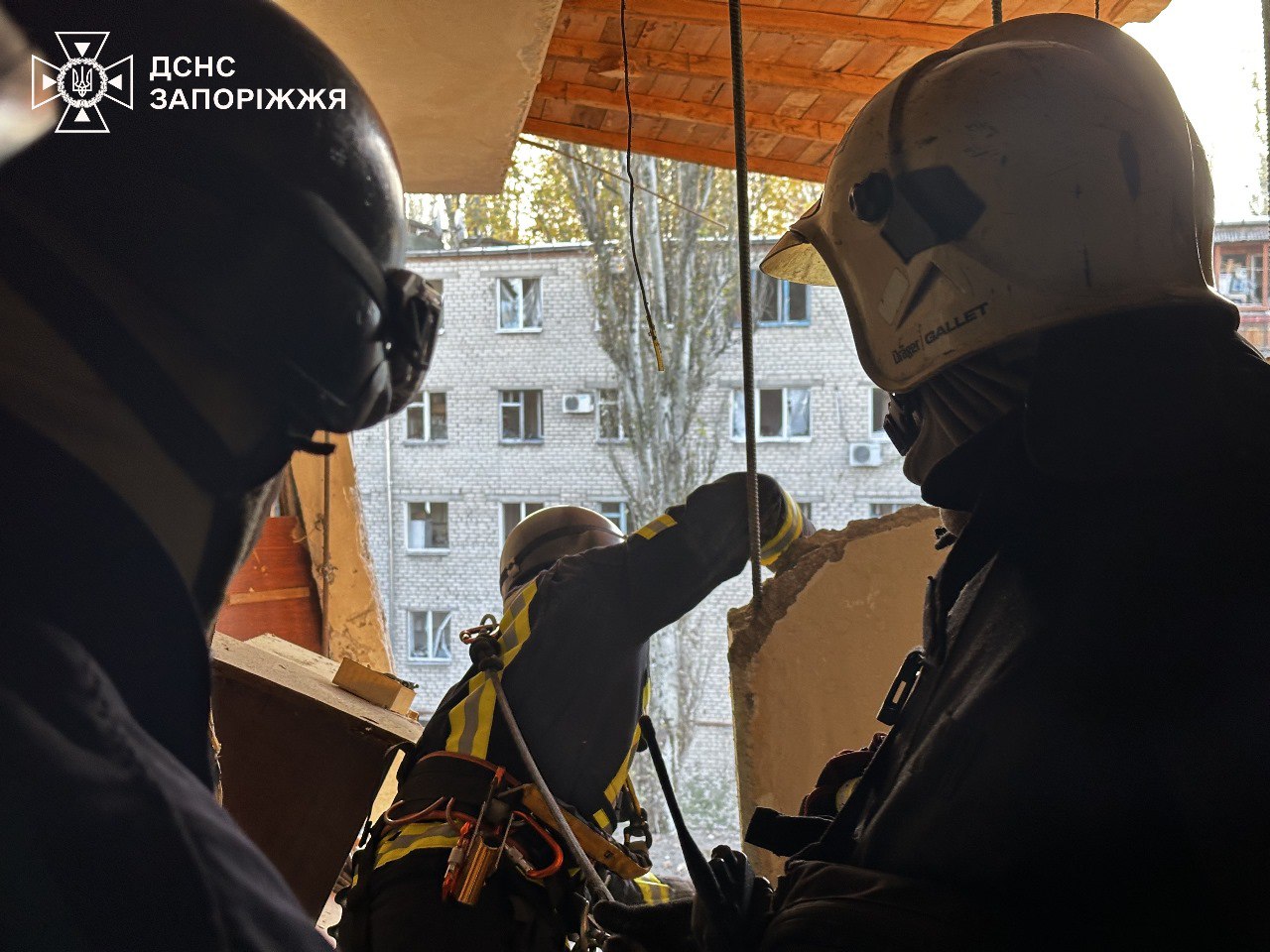 Під завалами гуртожитку у Запоріжжі перебуває 1 особа, постраждали 17: кадри з місця — фото 3 Під завалами гуртожитку у Запоріжжі перебуває 1 особа, постраждали 17: кадри з місця — фото 3