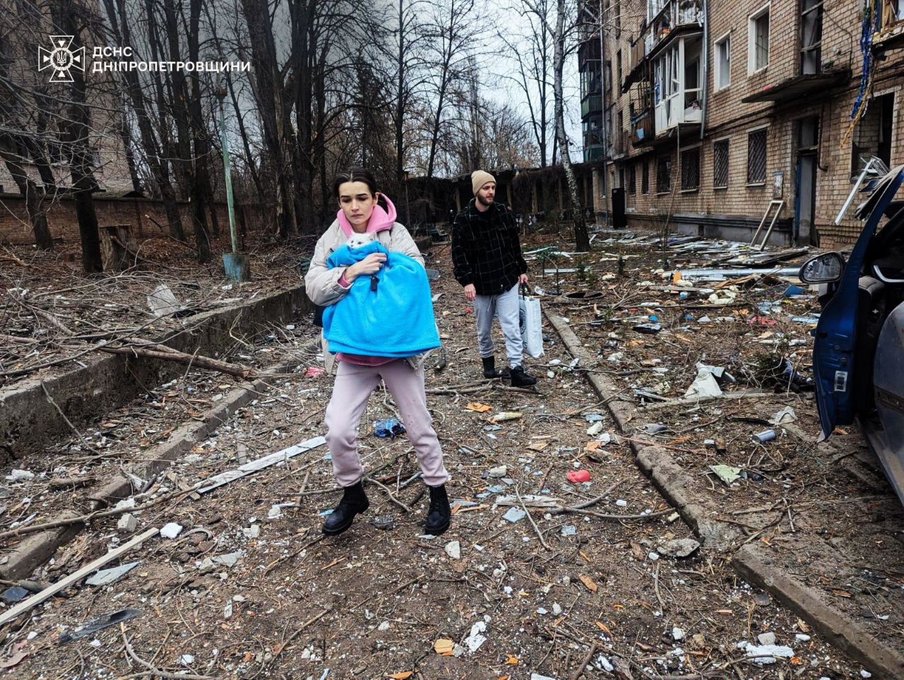 Рятувальники показали нові кадри після обстрілу Кривого Рогу — фото 3