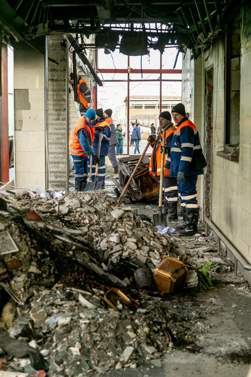 У Фастові російський удар знищив депо та 27 вагонів приміських поїздів: фото — фото 6