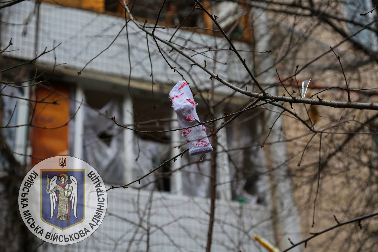 Растет число жертв ракетного удара в Соломенском района Киева: фото последствий российской атаки — фото 6