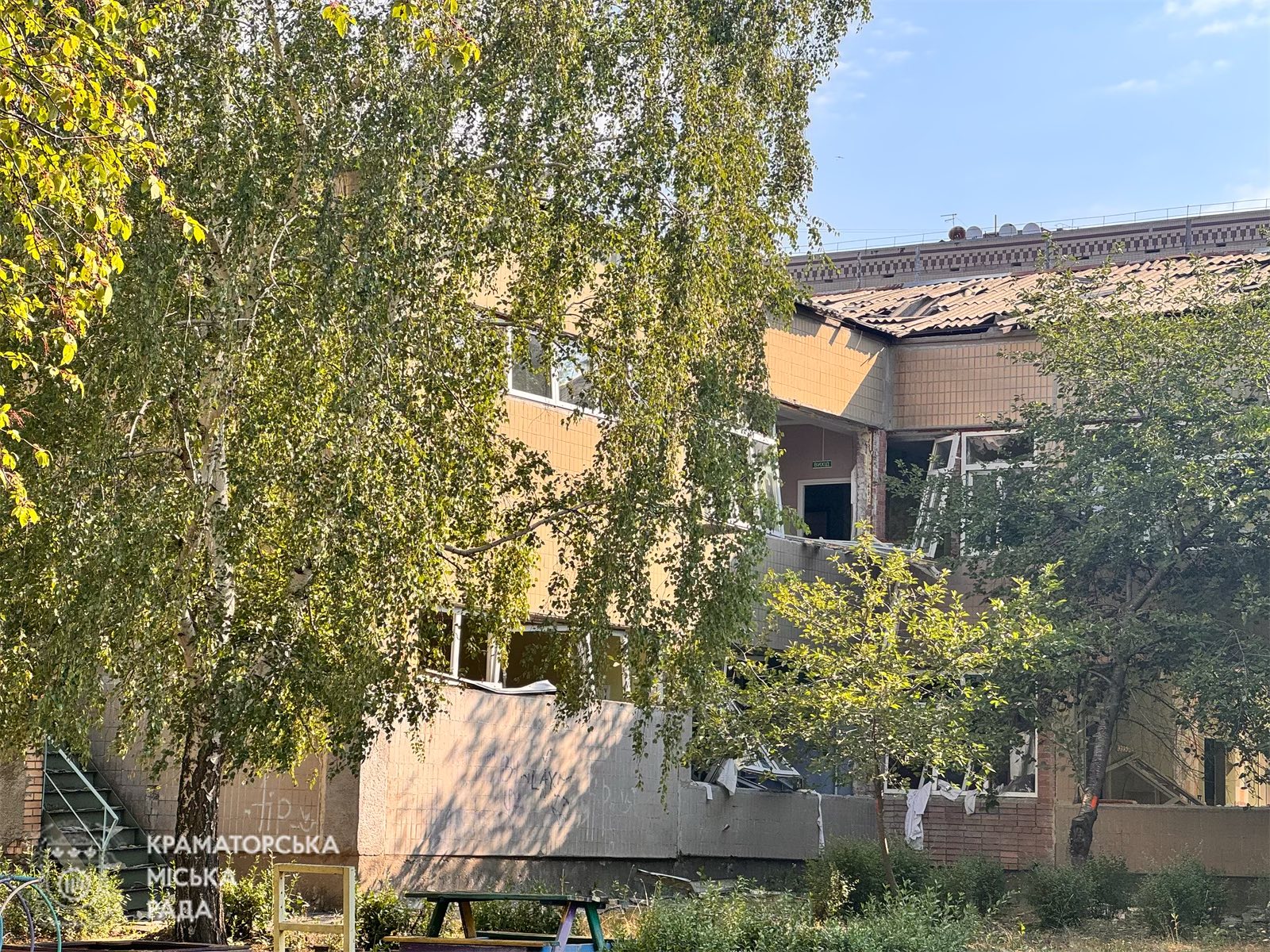 Росіяни скинули авіабомбу ФАБ-250 на Краматорськ: загинула дитина — фото 2