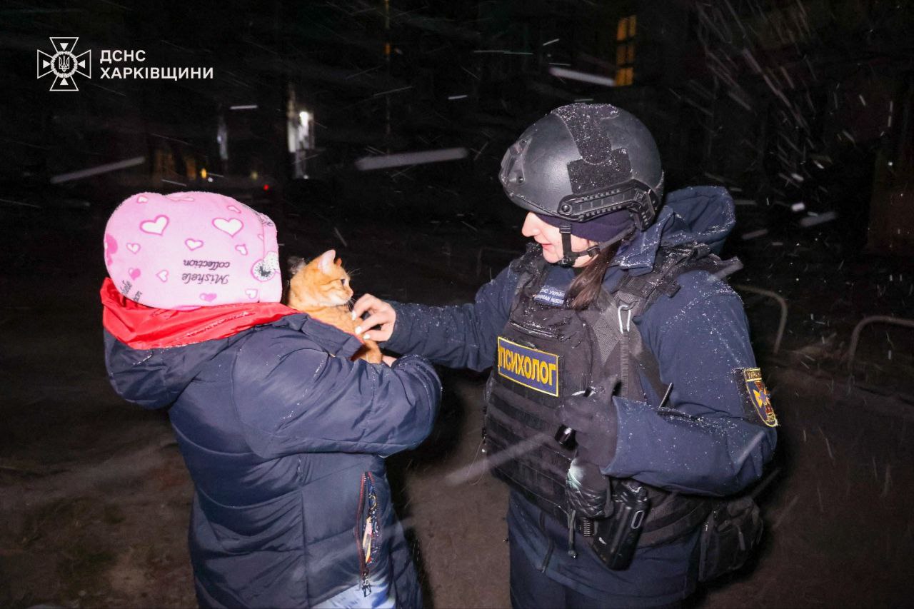 Рятувальники показали фото з місця прильоту російського ”шахеда” по житловому будинку у Харкові — фото 2