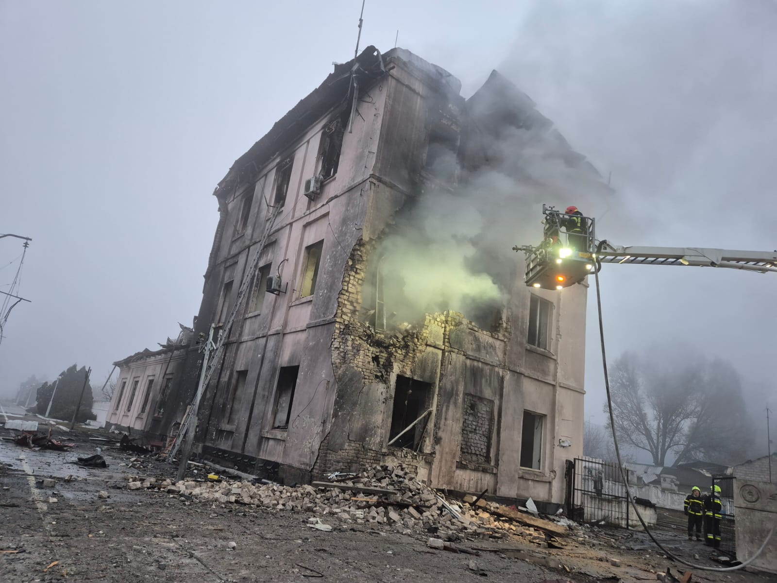 Росіяни атакували залізничну станцію ”Запоріжжя-Кам'янське” у Дніпропетровській області — фото 3