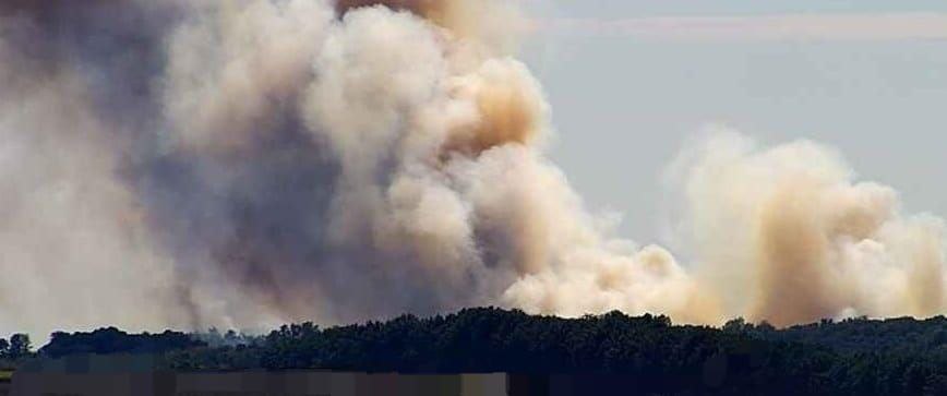 Лесной пожар после обстрела Сумской области не могут потушить с 11 часов (фото) — фото 1