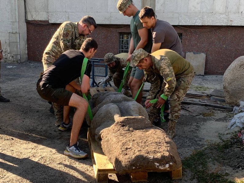 З-під Покровська евакуювали кам'яну статую, якій майже 1000 років: відео — фото 1