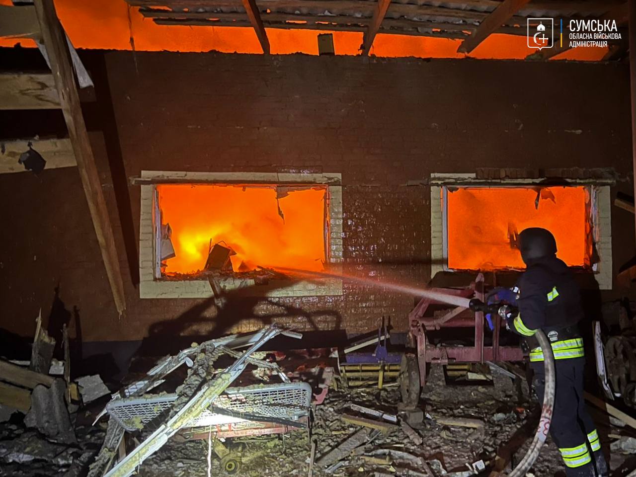 Россияне атаковали Сумскую область: разрушены сельскохозяйственная техника и нежилые здания — фото 1