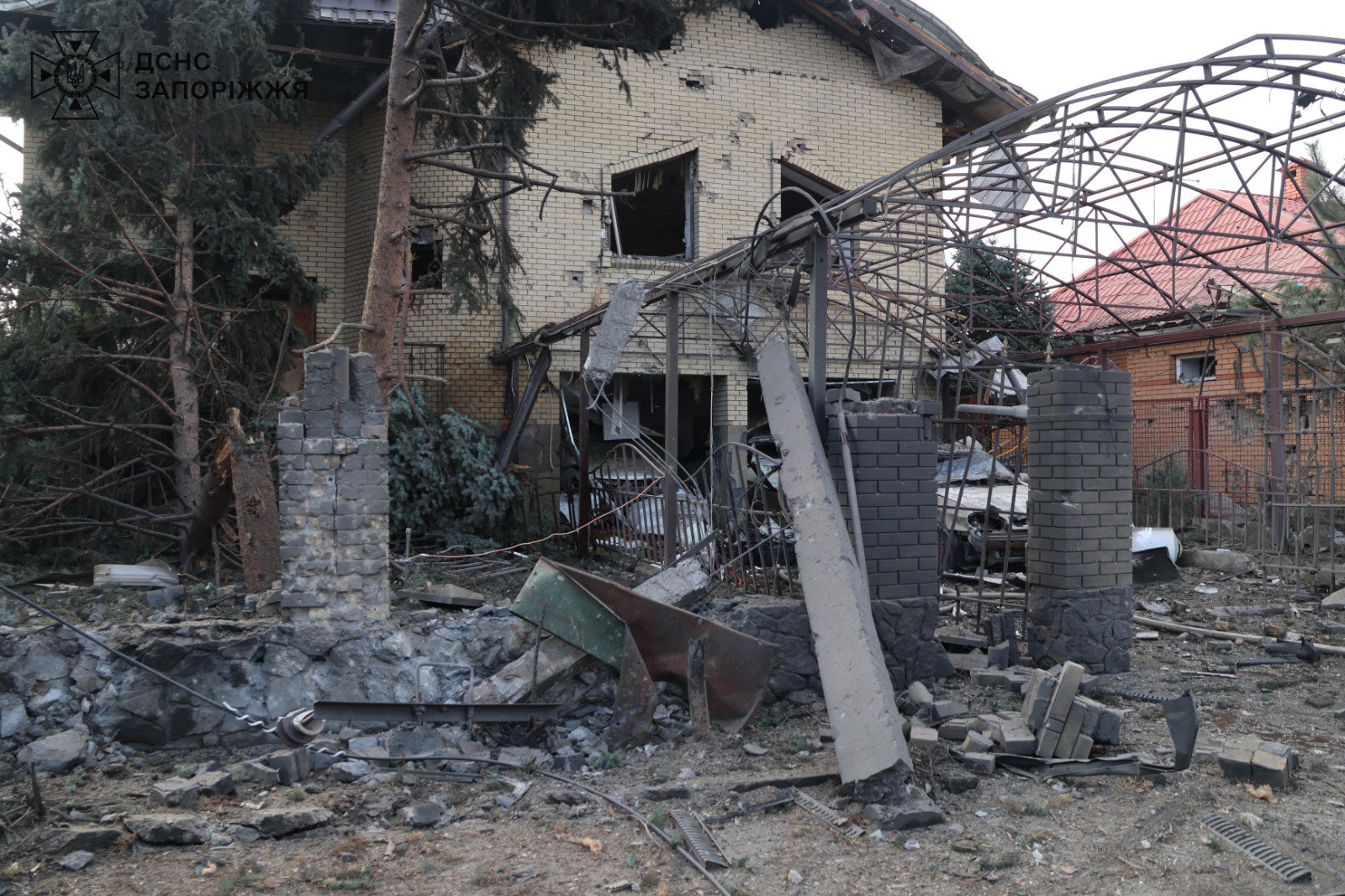 До 7 человек увеличилось количество пострадавших в результате обстрела Запорожья (фото) — фото 5