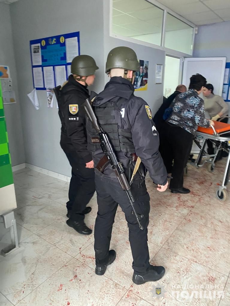 На Закарпатье депутат взорвал гранаты в здании сельсовета: жуткий момент попал на камеру — фото