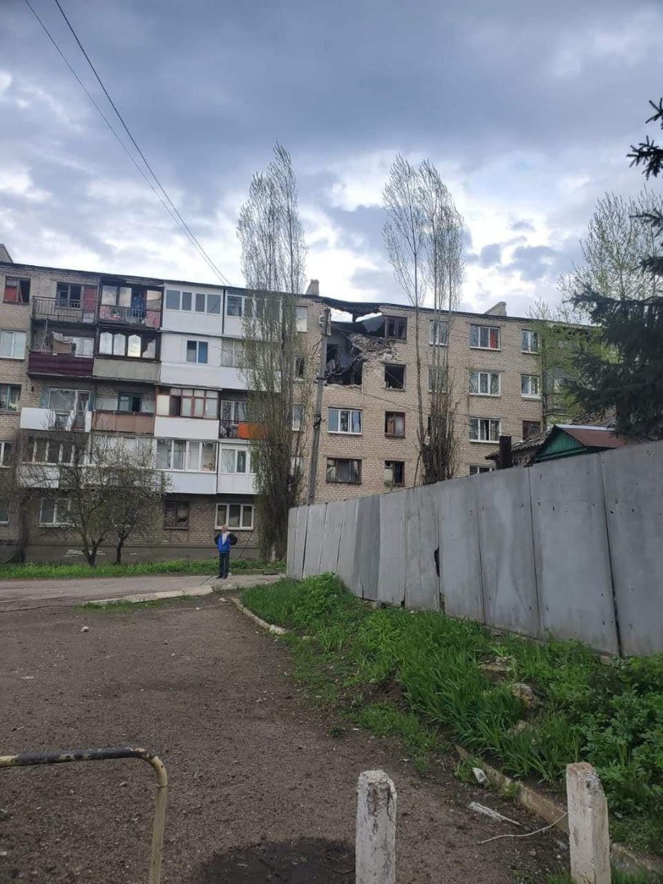 Россияне ”праздновали” Пасху, забрасывая Донбасс бомбами: разрушены жилые дома и НПЗ — фото