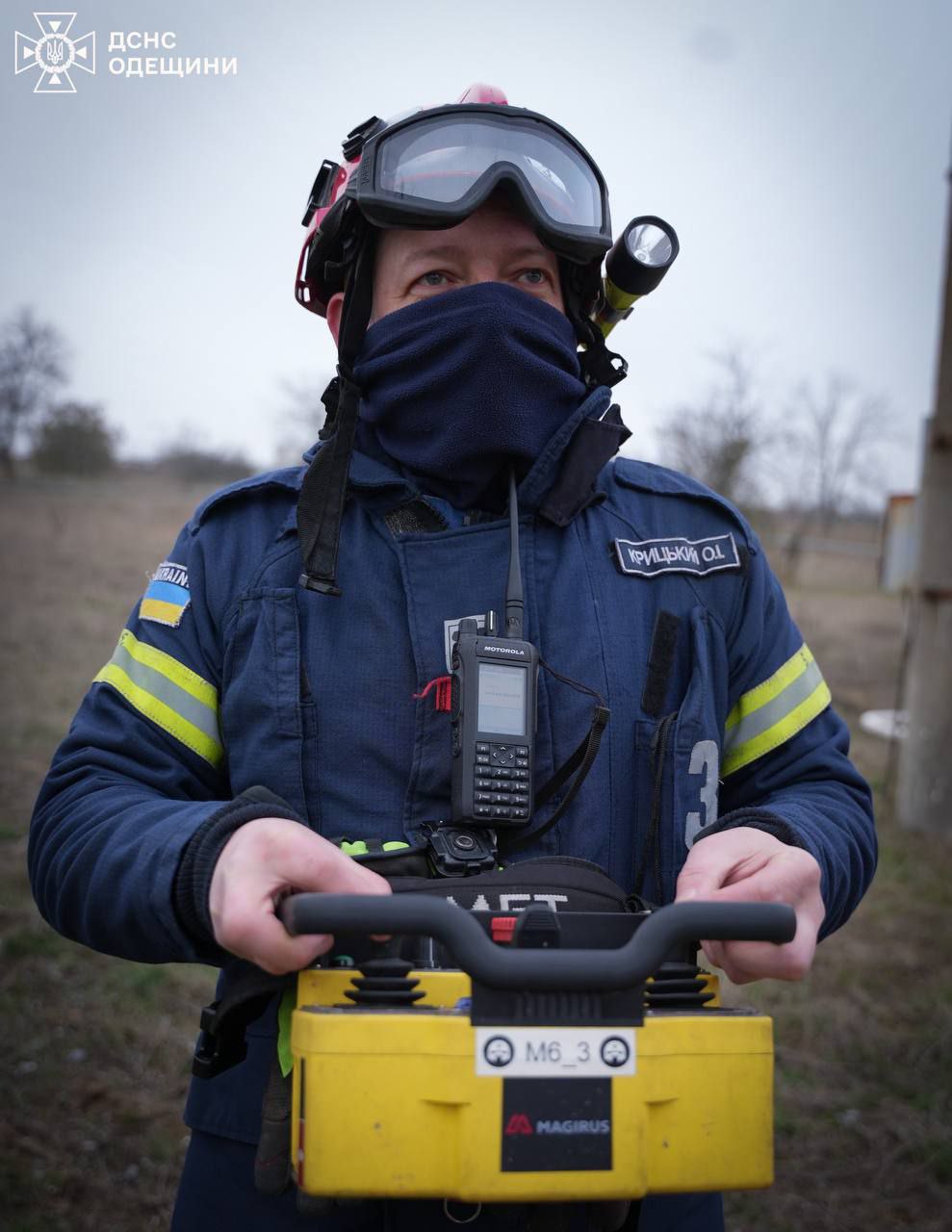 Робот помог спасателям потушить пожар на месте российского удара под Одессой: фото — фото