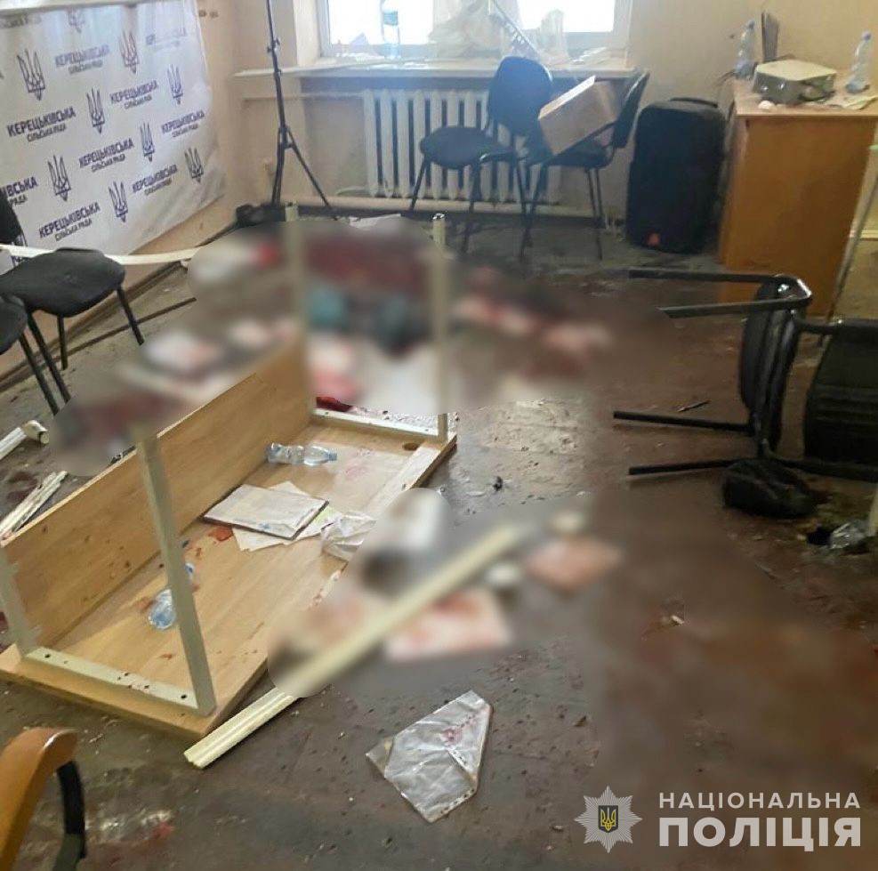 На Закарпатье депутат взорвал гранаты в здании сельсовета: жуткий момент попал на камеру — фото