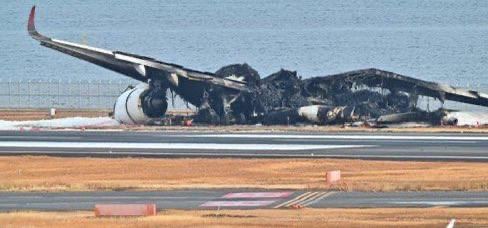 Появились кадры, снятые в салоне Airbus A-350, который горел после столкновения с судном береговой охраны — фото