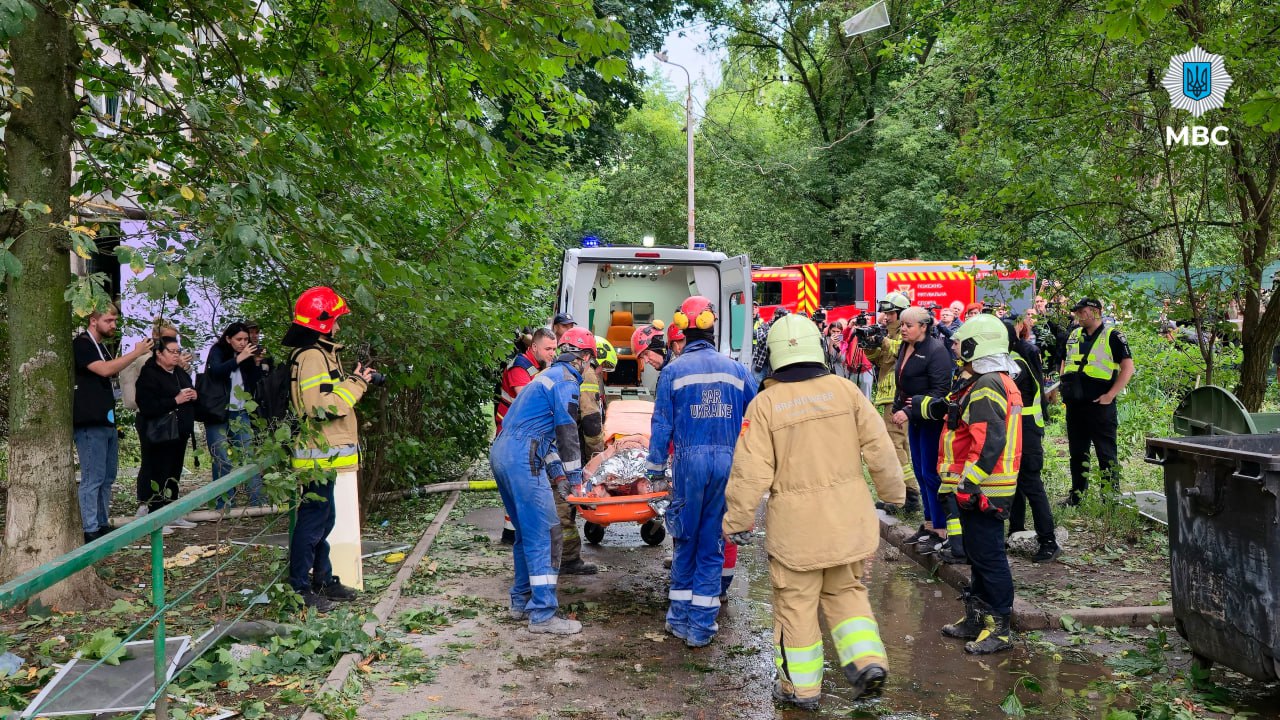 В ГСЧС показали кадры спасения мужчины из-под завалов дома в Киеве — фото 1