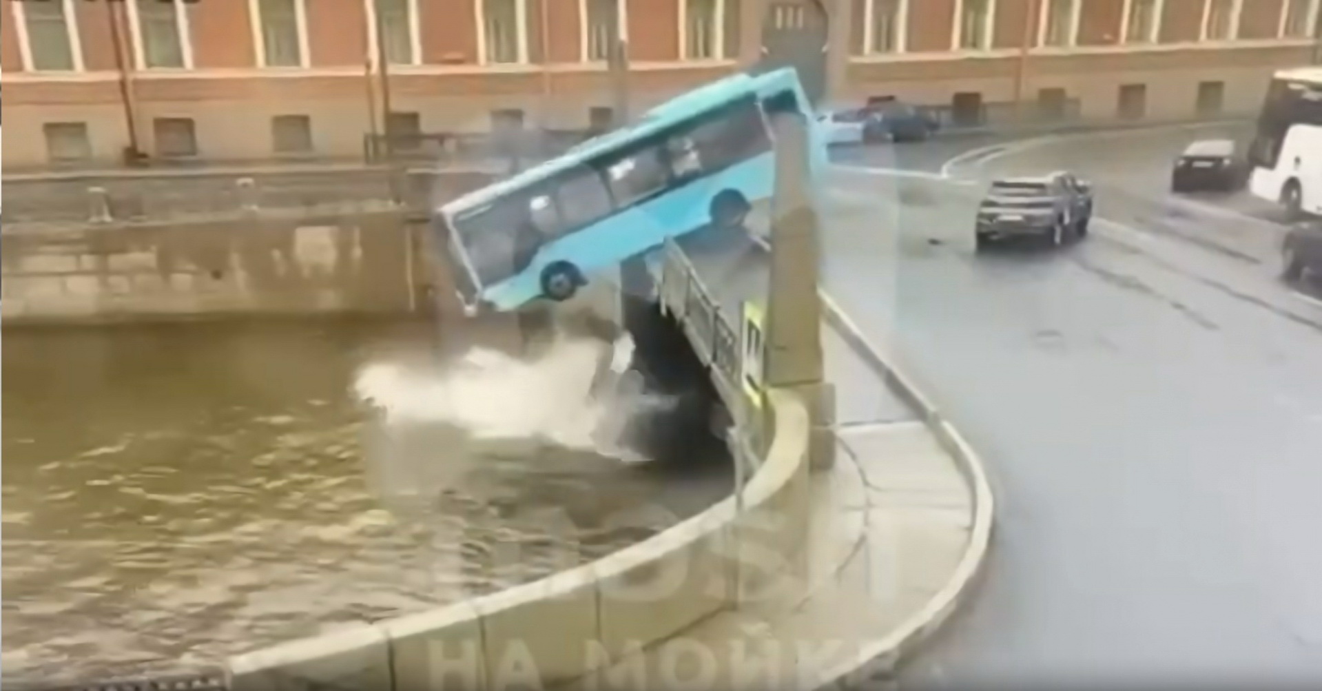 В Санкт-Петербурге пассажирский автобус упал в реку - Видео