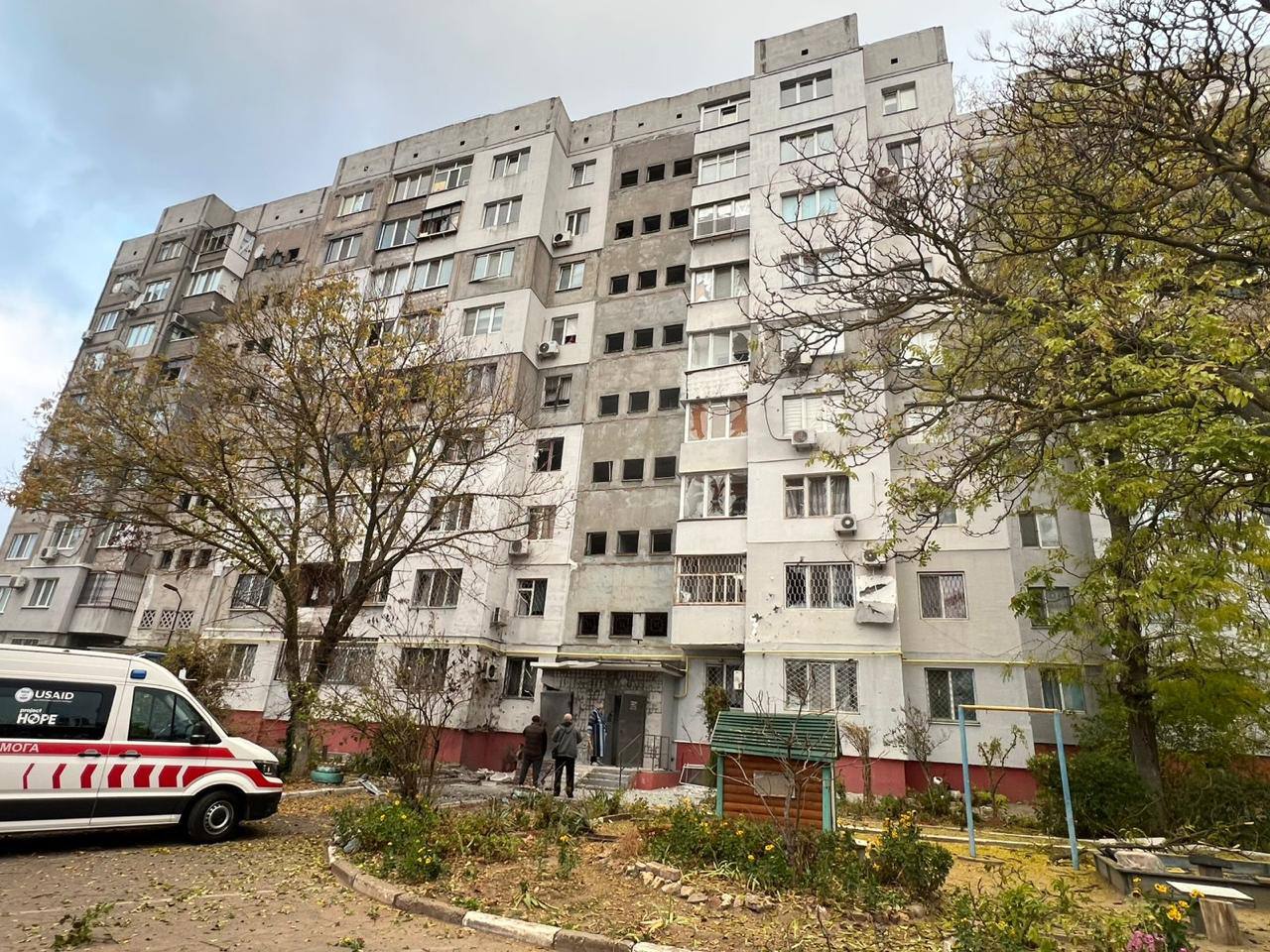 Две женщины погибли в результате российского обстрела Херсона (фото) — фото 6