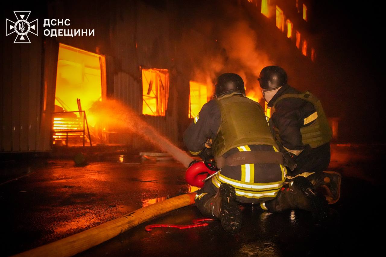 Рятувальники показали жахливі фото наслідків ракетного удару по Одесі — фото 6