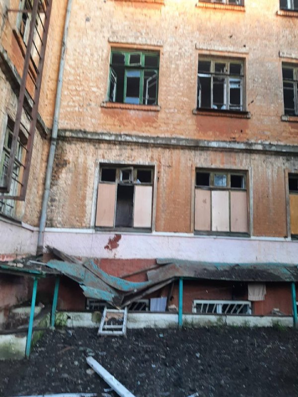 Краматорск пережил ракетный удар: есть раненый, повреждена школа (фото) — фото