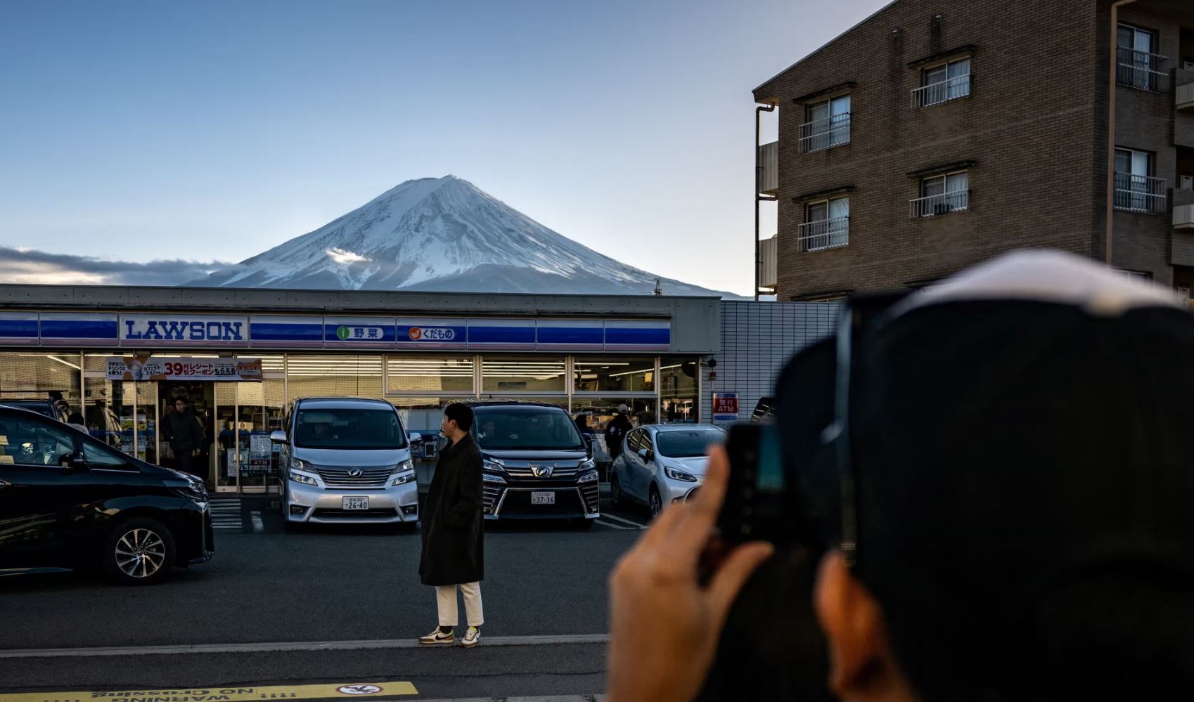 В Японии закроют сеткой вид на гору Фудзи из-за толп туристов — фото 1