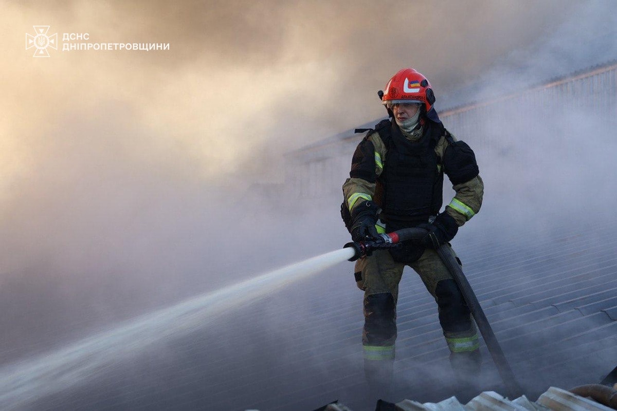 Окупанти атакували БПЛА аграрне підприємство під Дніпром: пожежу досі гасять — фото 7