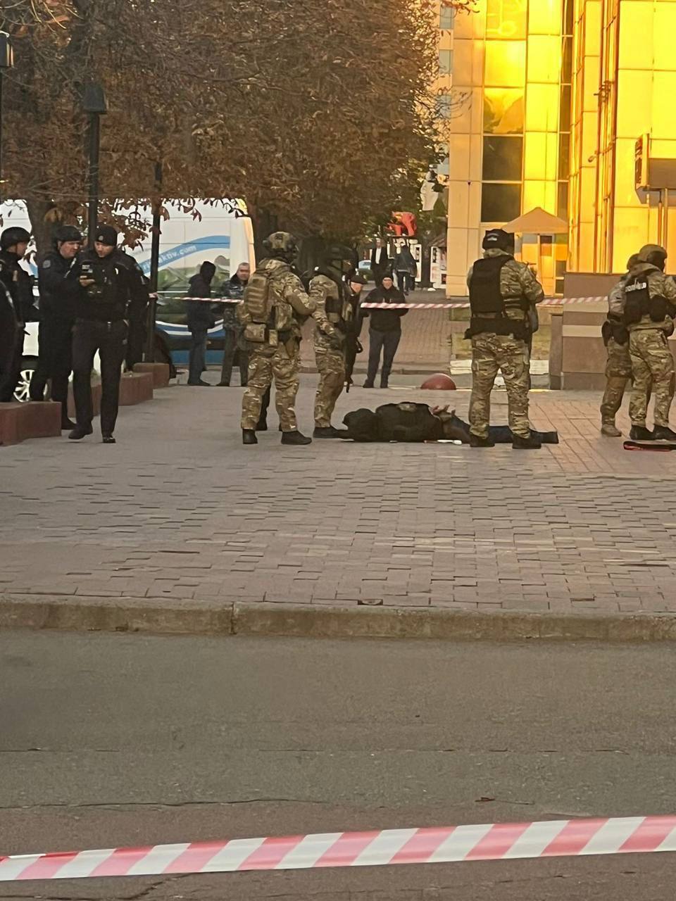 В Киеве вооруженный мужчина ворвался в бизнес-центр и открыл стрельбу: детали — фото 1