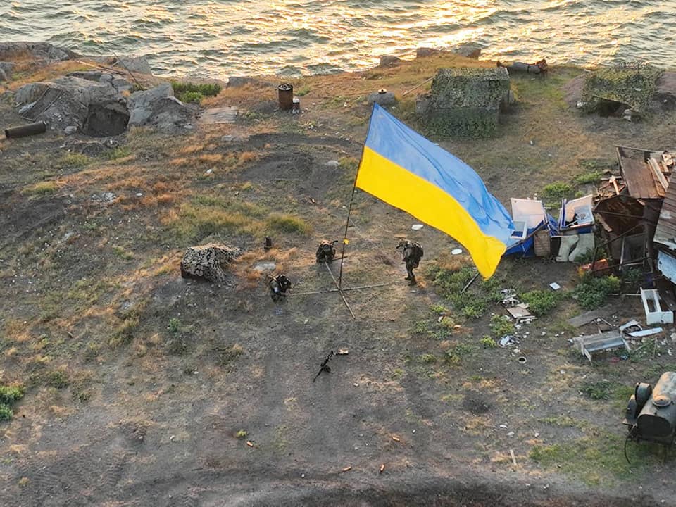 Змеиный: ВСУ установили гигантский флаг и показали, что осталось от острова — фото 1