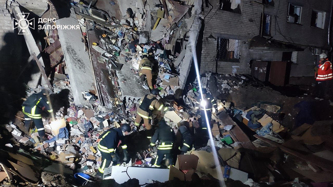 Під завалами гуртожитку у Запоріжжі перебуває 1 особа, постраждали 17: кадри з місця — фото 10 Під завалами гуртожитку у Запоріжжі перебуває 1 особа, постраждали 17: кадри з місця — фото 10