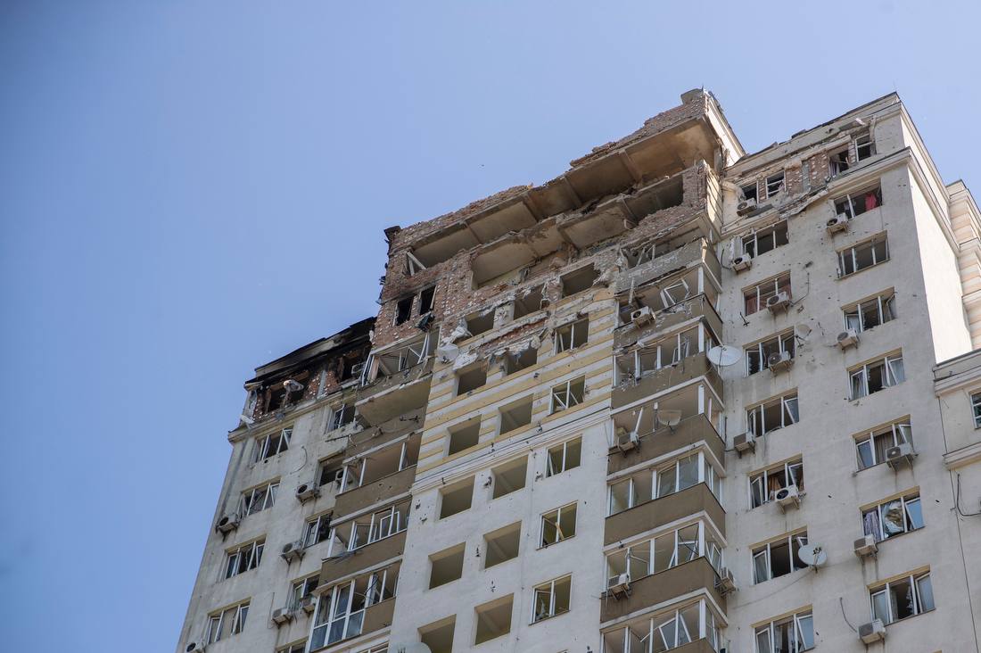 Погибшая в Киеве женщина смотрела на балконе, как сбивают дроны (фото) — фото