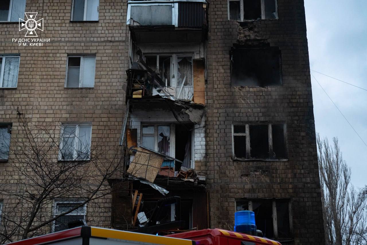 Одна из жертв удара по Киеву находится в состоянии клинической смерти: фото последствий — фото 8