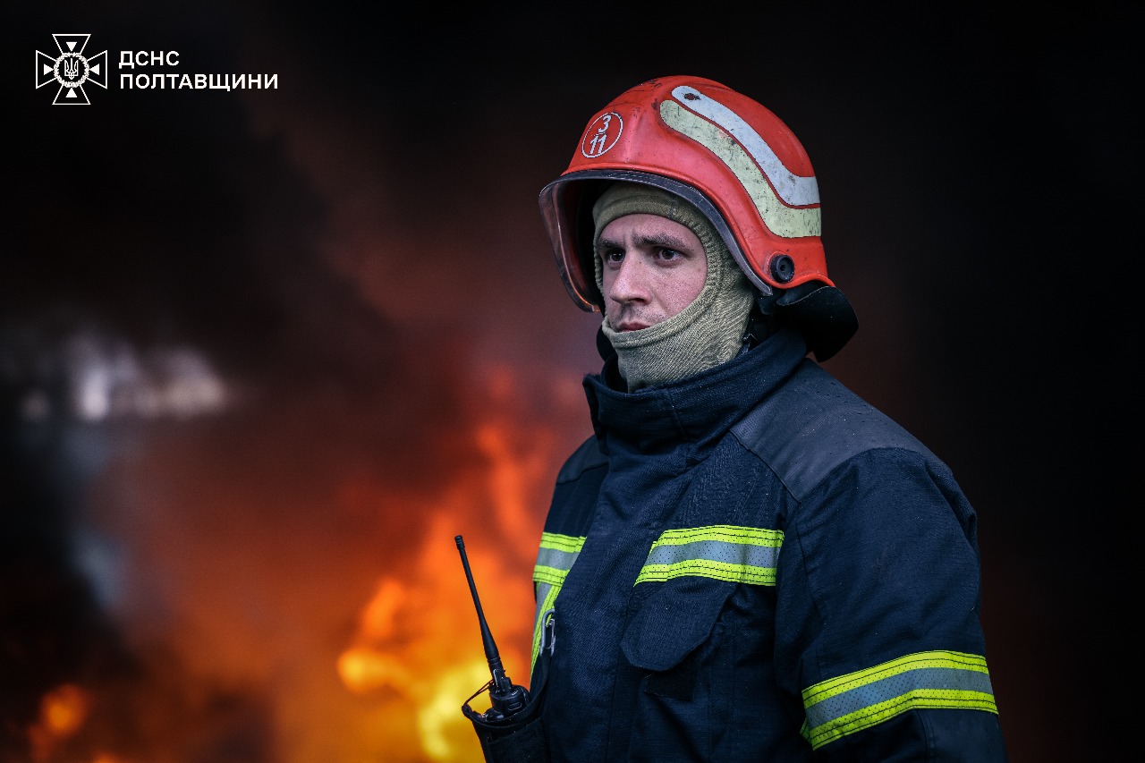 Спасатели показали кадры ликвидации последствий российского обстрела в Кременчугском районе — фото 7