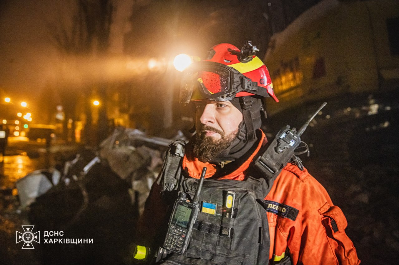В Харькове среди руин разрушенного российским ударом дома нашли тело женщины — фото 7