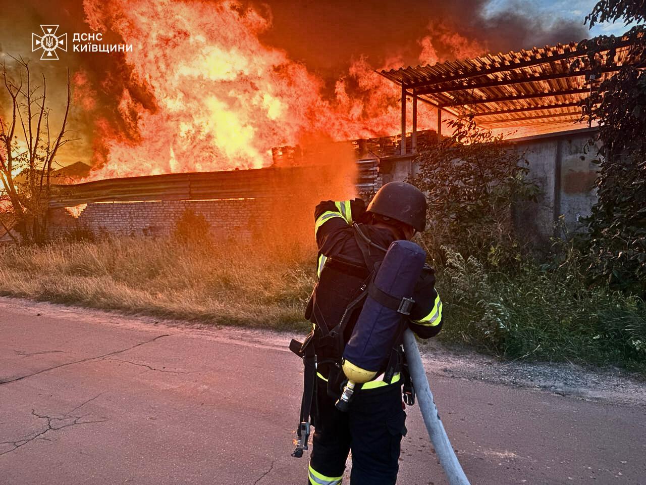 В Киевской области продолжается ликвидация пожара после российской атаки: фото — фото 7
