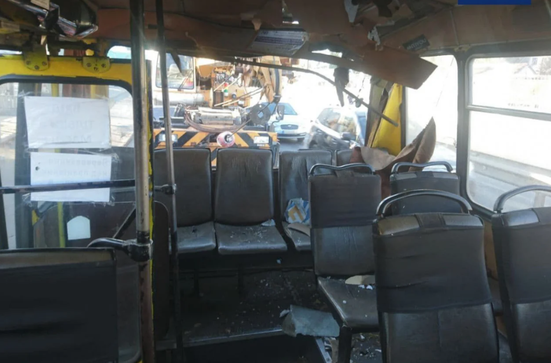В Одесі автокран зірвав дах маршрутки з пасажирами (фото) — фото 1