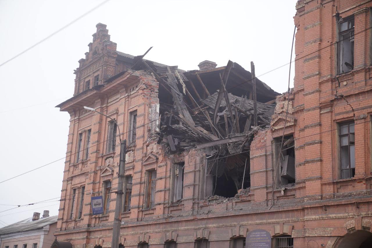 В Харькове снесли часть колледжа, пострадавшего от атаки - зданию было около 100 лет (видео) — фото