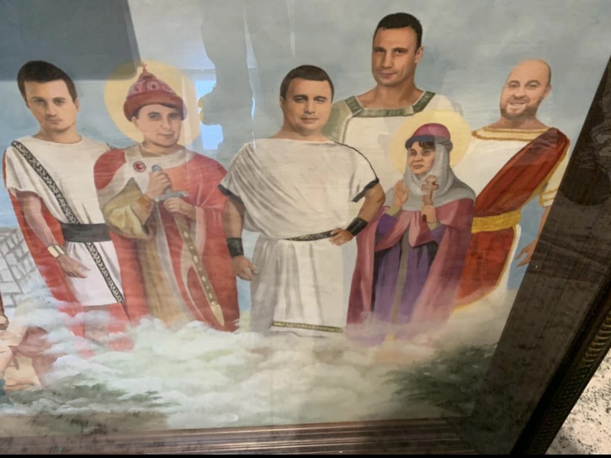 ”С нами Бог”: в сети показали красноречивую картину с ”святыми” в офисе руководителя Укрбуда Микитася  — фото