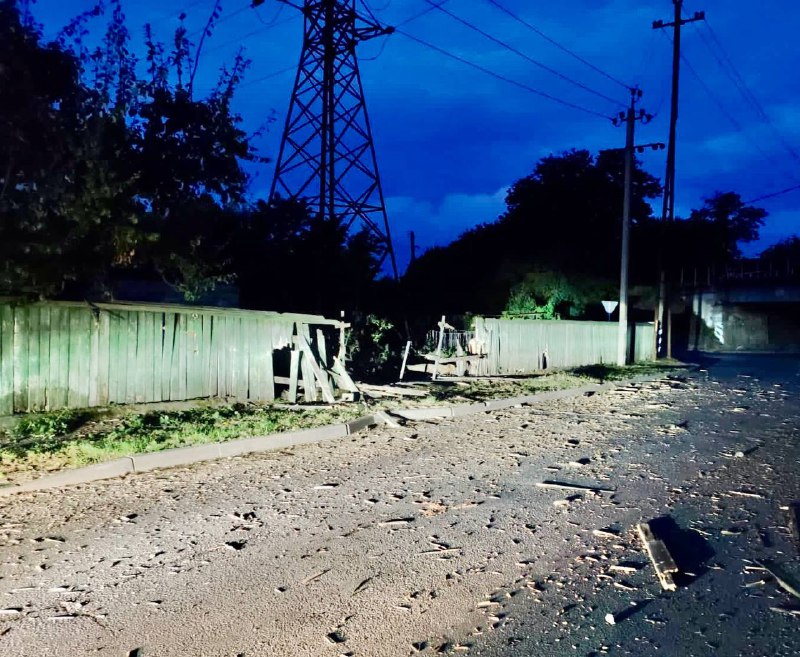 Россияне ударили по Никополю: разрушены десятки домов, газопроводы и линии электропередач — фото 1