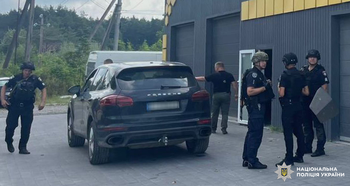 Вбивство в автосервісі Львівської області: орендар застрелив власника приміщення та застрелився сам — фото 1