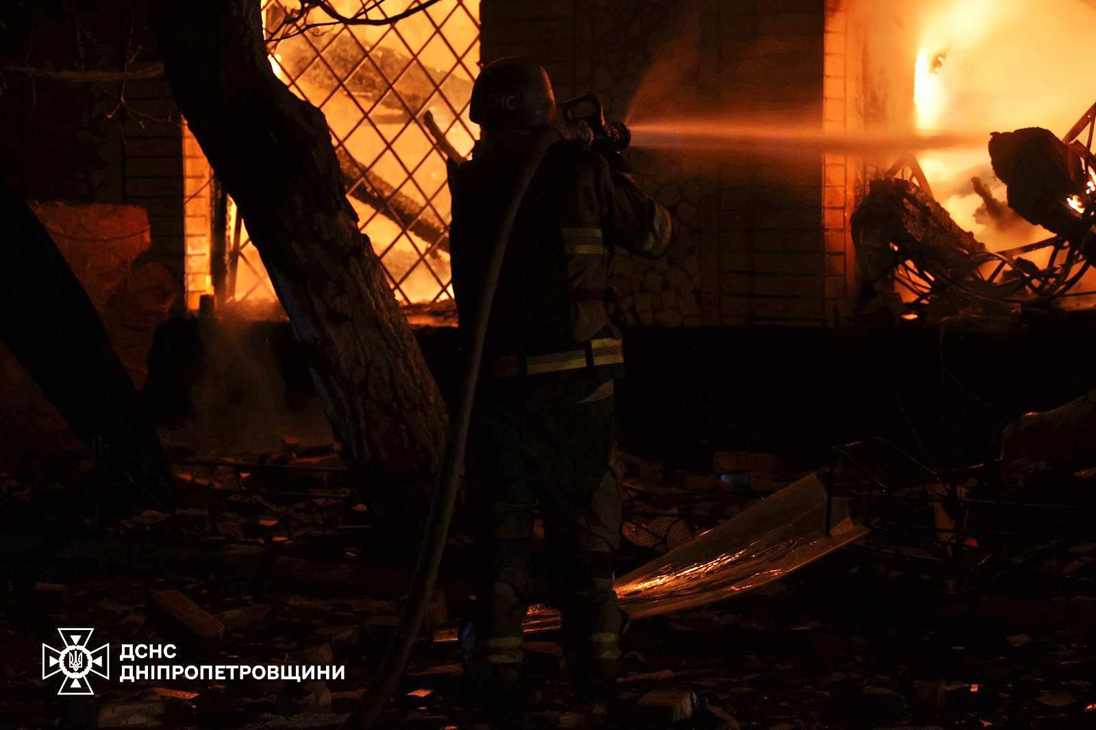 Повреждены предприятия, здание СМИ, дома и магазины: спасатели показали последствия обстрела Днепра — фото 4