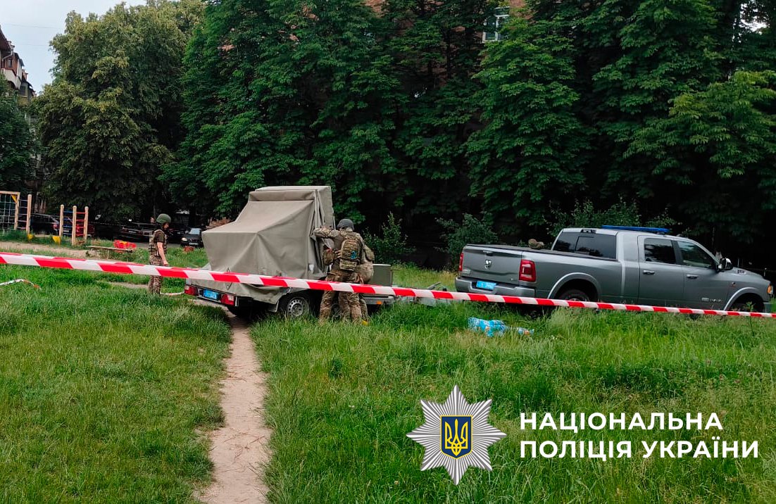 Росіяни вдарили по Києву касетними боєприпасами, їх елементи вибухотехніки виносили просто із квартир — фото 3