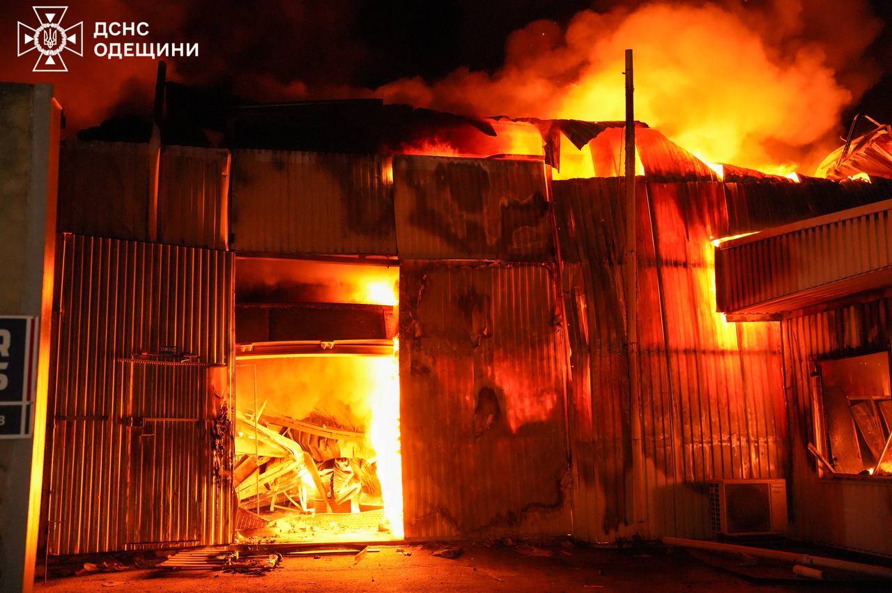 Рятувальники показали жахливі фото наслідків ракетного удару по Одесі — фото 4