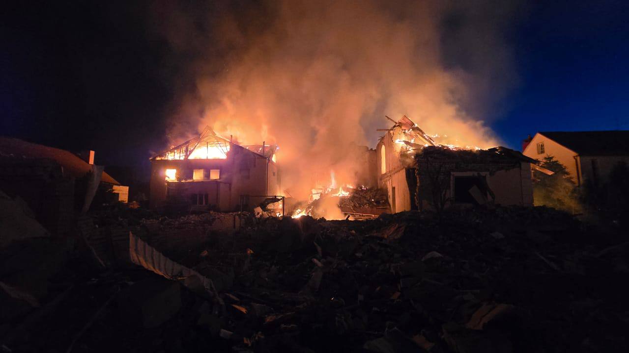Россияне ударили ракетами по жилому сектору в Харькове: кадры последствий — фото 8