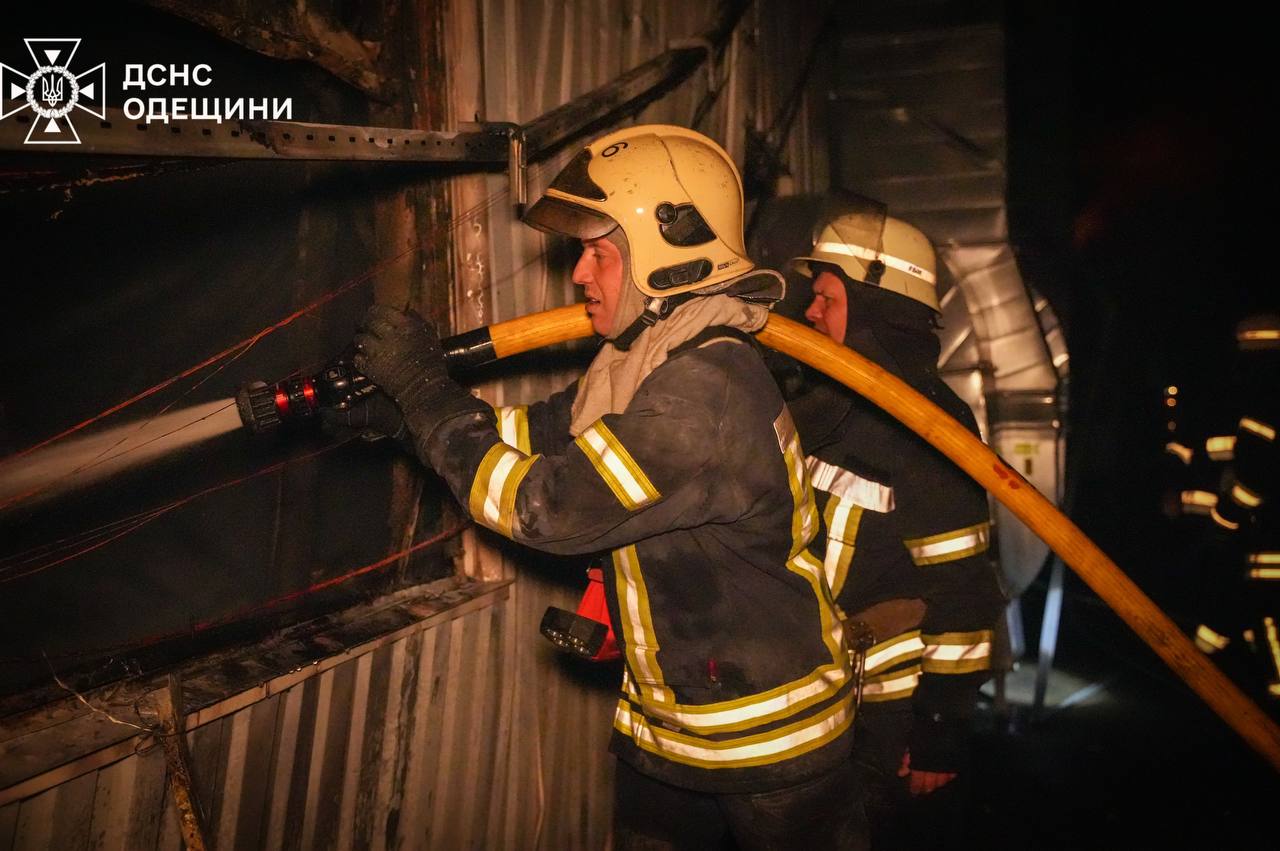 Рятувальники показали жахливі фото наслідків ракетного удару по Одесі — фото 11