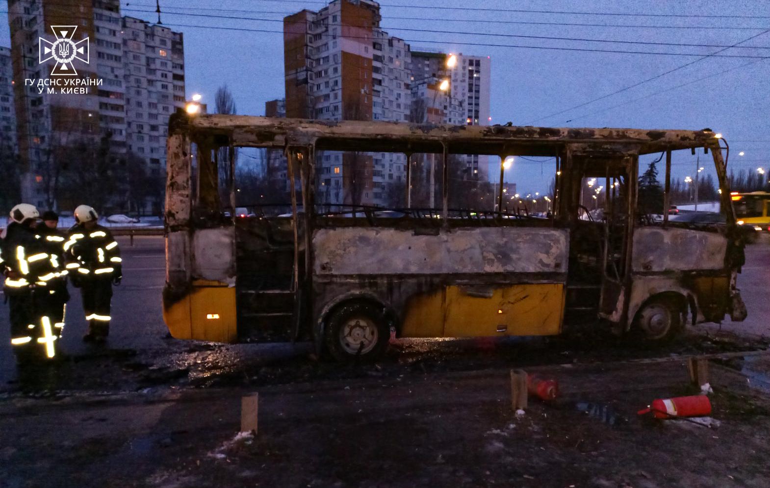 В Киеве на проезжей части сгорела маршрутка: фото — фото 1