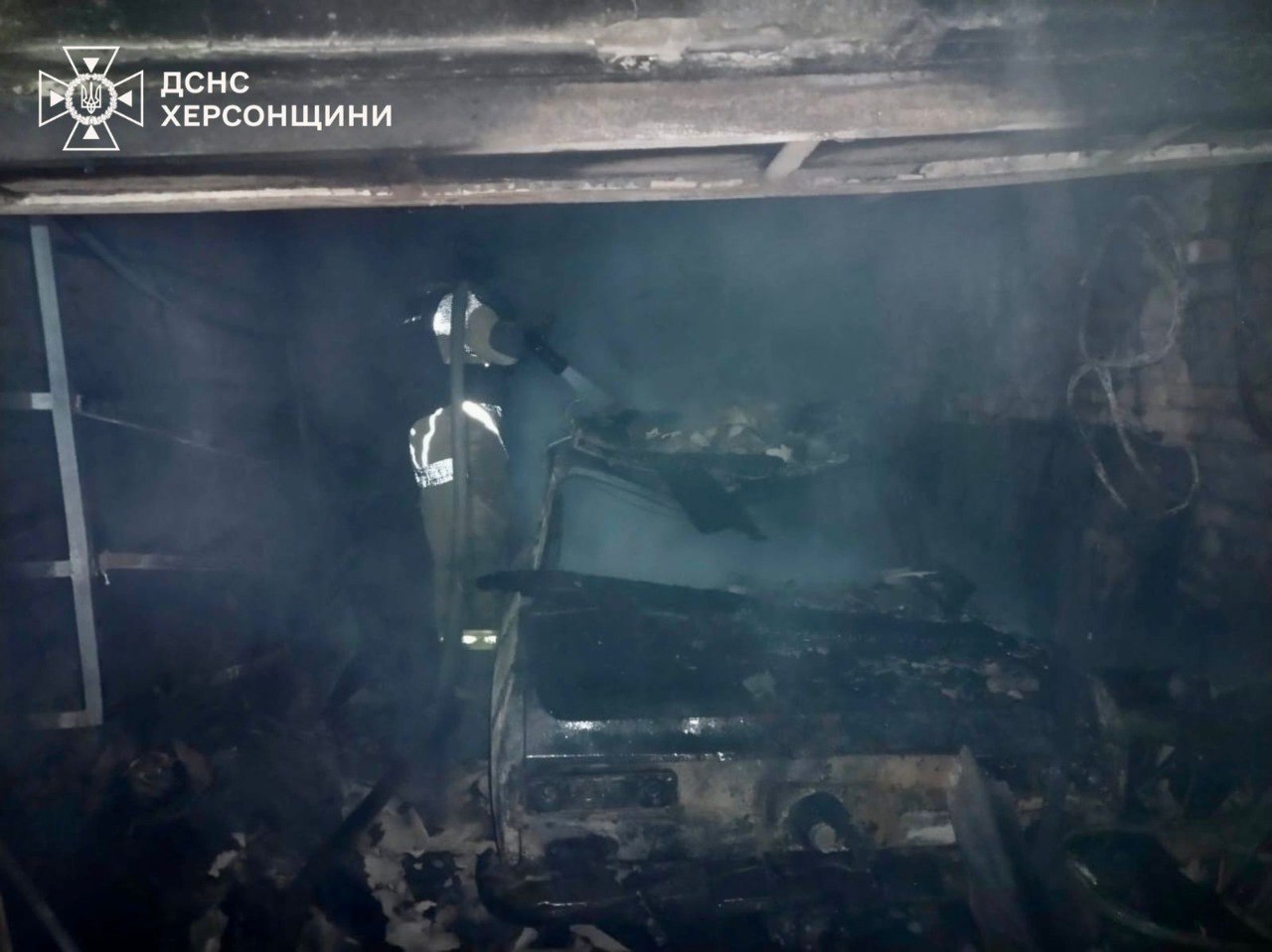 Росіяни атакували Корабельний район Херсона: постраждали троє людей (фото) — фото 3