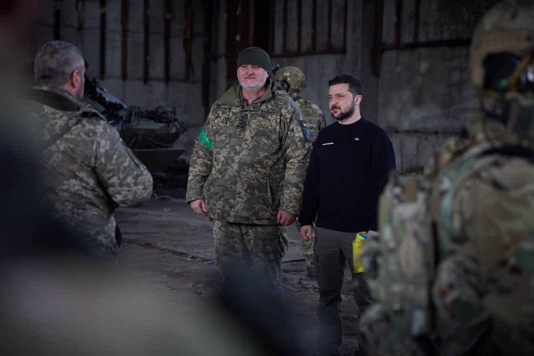 Зеленський приїхав на передові позиції ЗСУ під Бахмутом (фото, відео) — фото