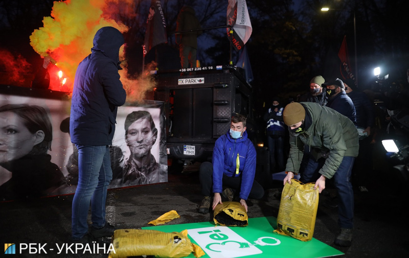 Під ”Феофанією” активісти палили фаєри і розклали асфальт — фото