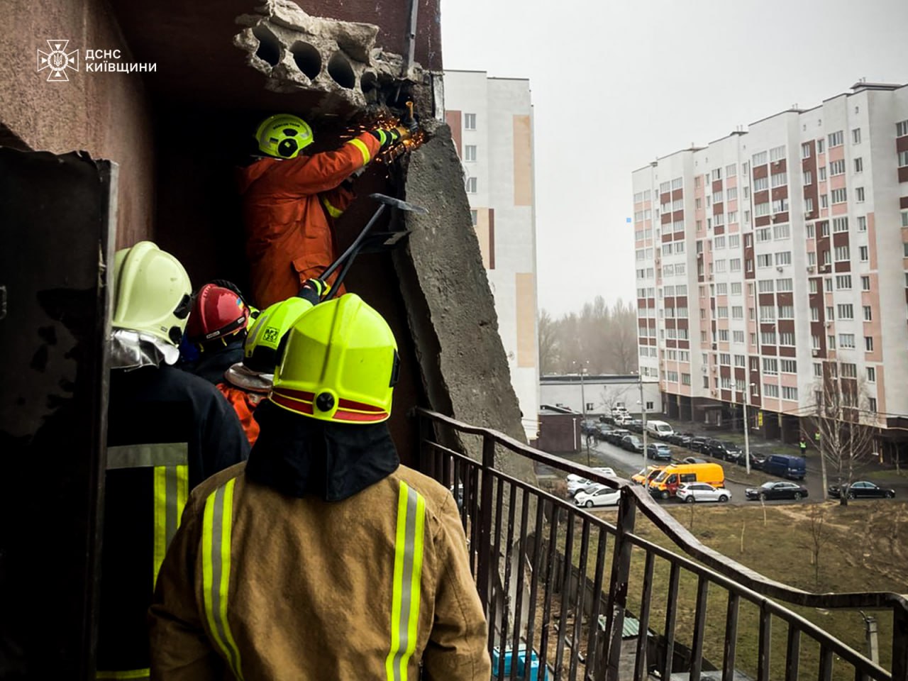 П'ятирічна дитина поранена внаслідок атаки на багатоповерхівку у Вишневому — фото 1