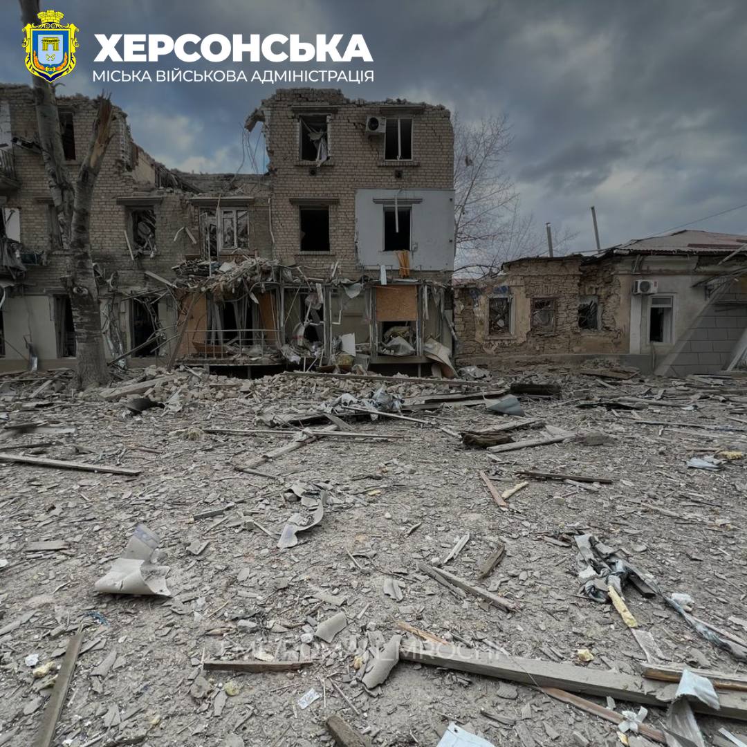 Росія завдала удару по центру Херсона, є поранені та руйнування: фото — фото